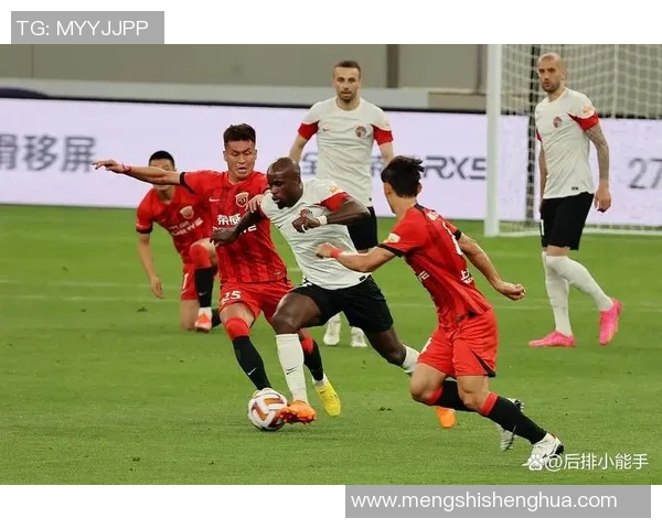 足球明星因场外冲突引发激烈打架事件 球迷与媒体高度关注此事发展